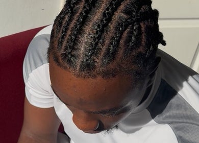 Vlechten bij MINAHAIR._ in Vilvoorde, Vlaanderen, BE, tonen een prachtige kunst van haarstyling.