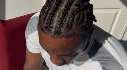 Vlechten bij MINAHAIR._ in Vilvoorde, Vlaanderen, BE, tonen een prachtige kunst van haarstyling.