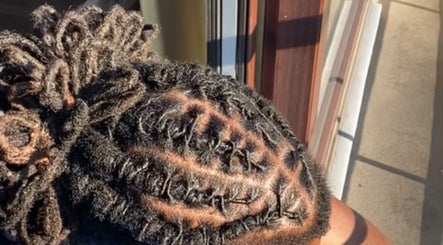 Gedetailleerde vlechten bij MINAHAIR._, Vilvoorde, Vlaanderen, BE. Perfecte haarstyling voor moderne trends.