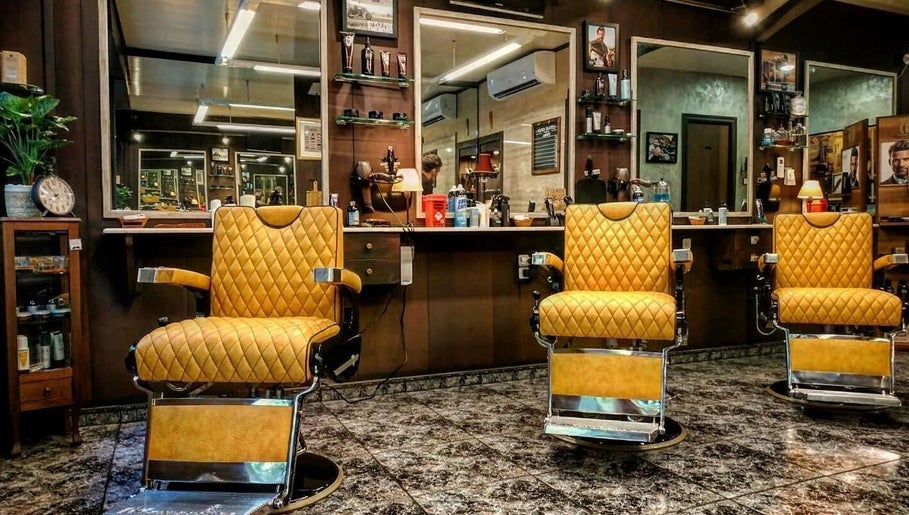 Interior clásico de La Barberia Desde 1966 en Barcelona, Catalunya, ES, con sillas de barbería vintage.
