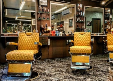 Interior clásico de La Barberia Desde 1966 en Barcelona, Catalunya, ES, con sillas de barbería vintage.