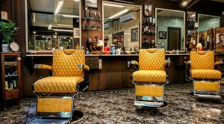 Interior clásico de La Barberia Desde 1966 en Barcelona, Catalunya, ES, con sillas de barbería vintage.