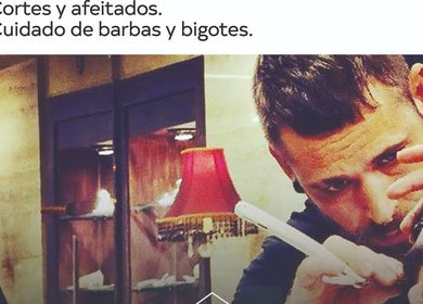 Barbero profesional en La Barberia Desde 1966, Barcelona, Catalunya, ES, ofreciendo servicio especializado.