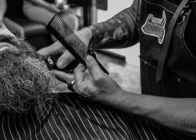 Barbero en La Barberia Desde 1966 peinando barba en Barcelona, Catalunya, ES.