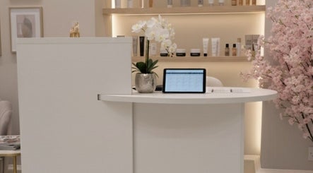 Reception at Beauty Essentials with blossoms in Edinburgh, Scotland, GB. Modern and inviting beauty space.