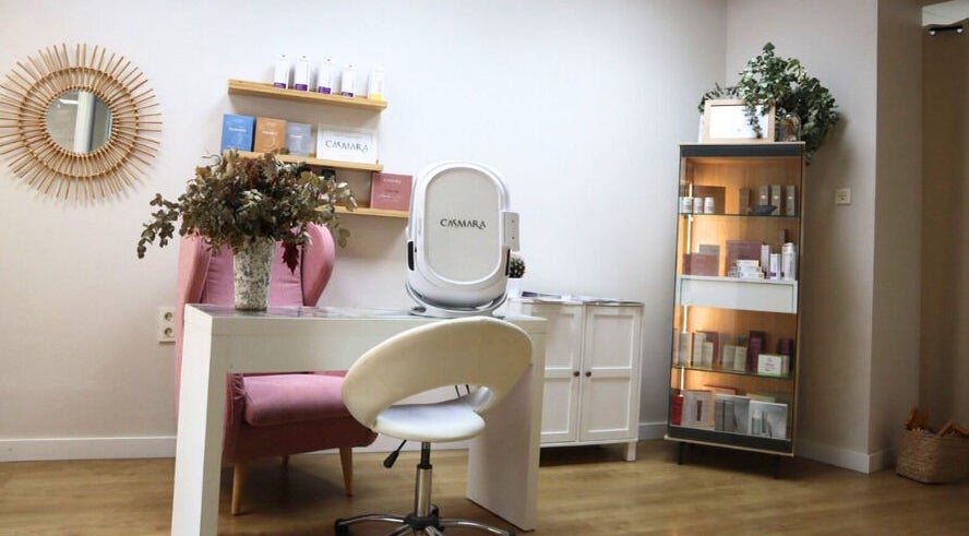 Espacio de relajación en Tu Time Glow, Lorca, Región De Murcia, ES, con decoración elegante y productos de belleza.