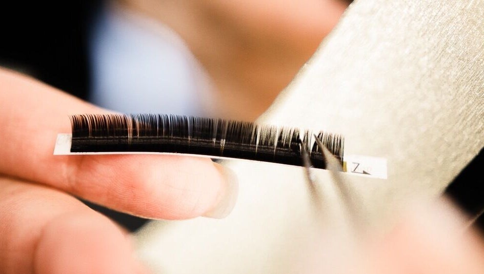 Przedłużanie rzęs w PolinaBeauty, Warszawa, Województwo Mazowieckie, PL. Detaliczne ujęcie sztucznych rzęs.