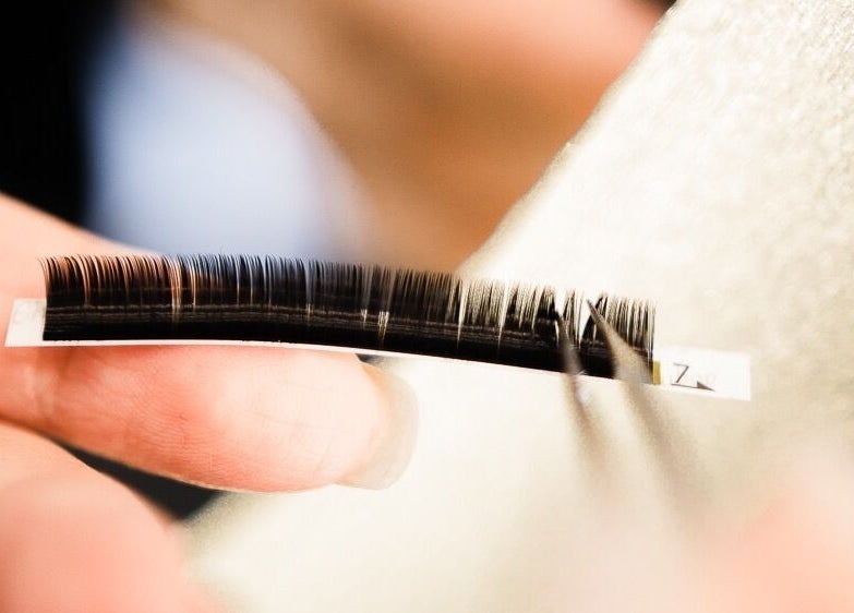 Przedłużanie rzęs w PolinaBeauty, Warszawa, Województwo Mazowieckie, PL. Detaliczne ujęcie sztucznych rzęs.