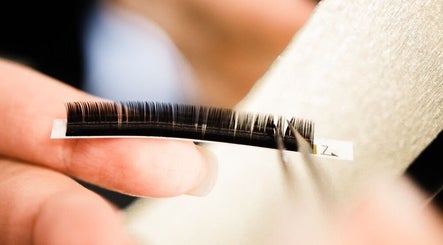 Przedłużanie rzęs w PolinaBeauty, Warszawa, Województwo Mazowieckie, PL. Detaliczne ujęcie sztucznych rzęs.