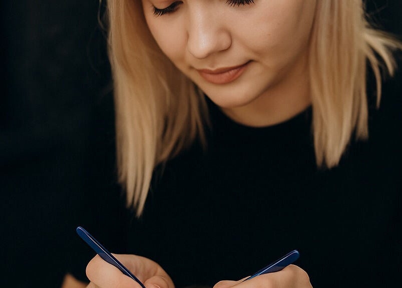 Kobieta wykonująca zabieg stylizacji brwi w PolinaBeauty, Warszawa, Województwo Mazowieckie, PL.