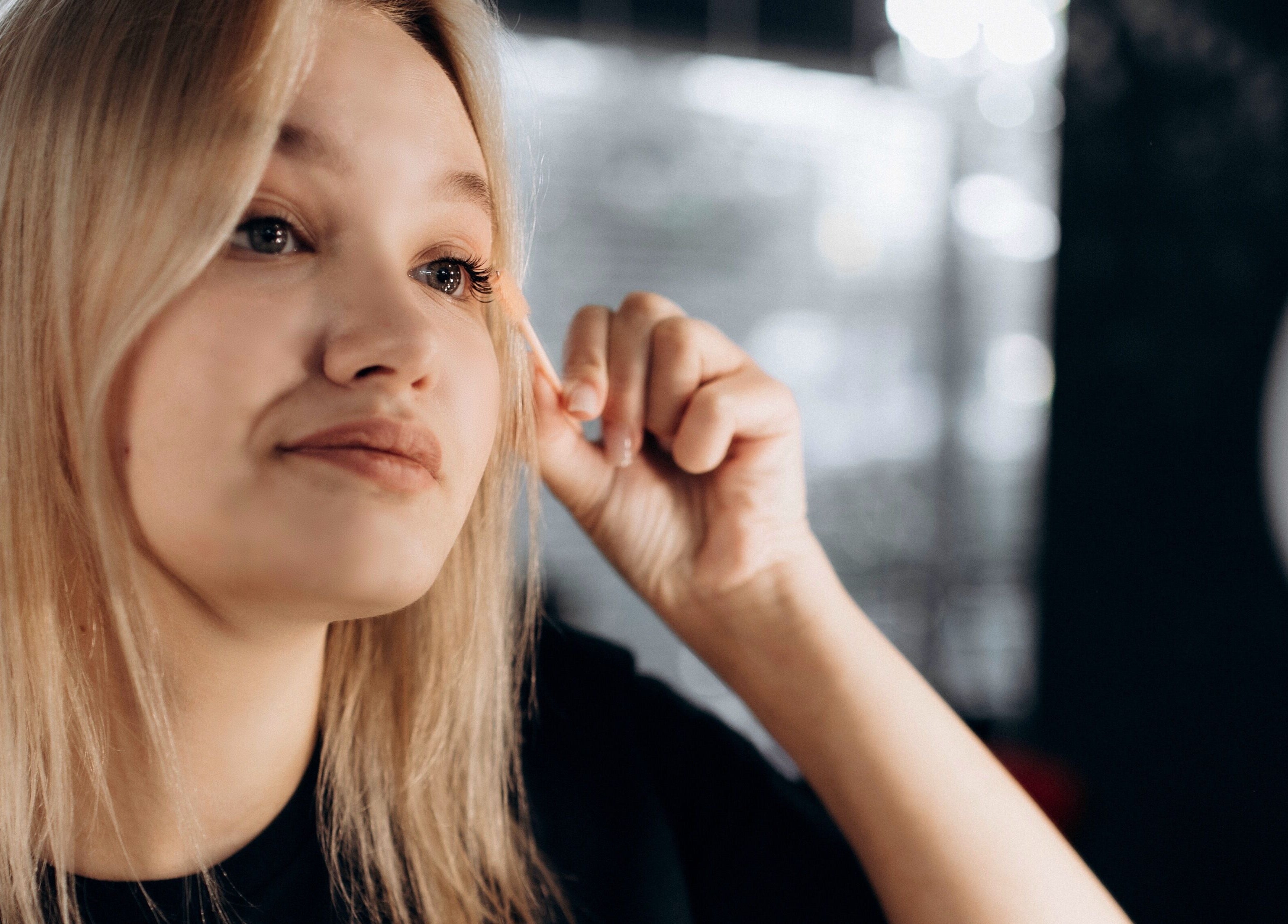 Kobieta w LINÉRA by Polina, Warszawa, Województwo Mazowieckie, PL, nakłada makijaż.