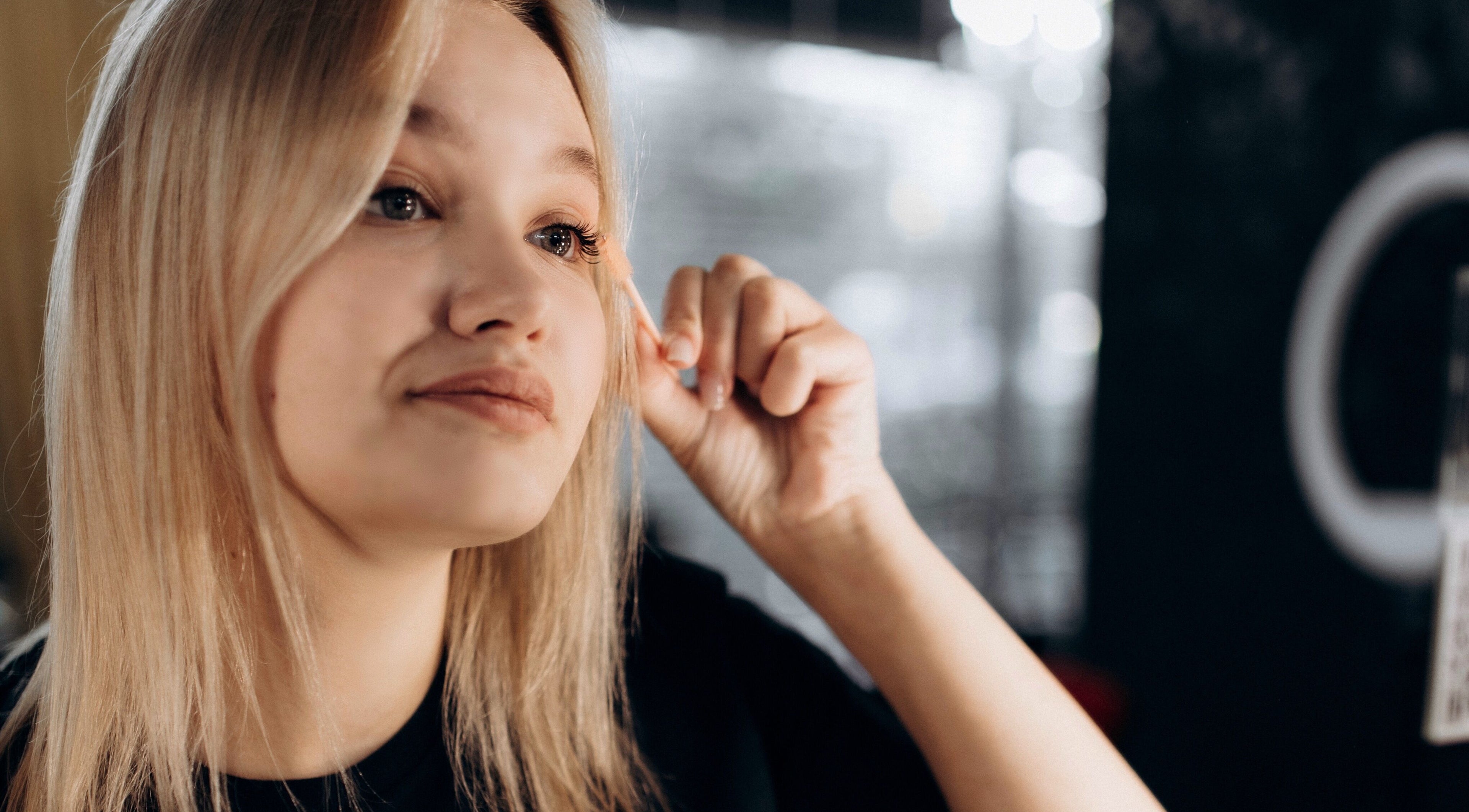 Kobieta w LINÉRA by Polina, Warszawa, Województwo Mazowieckie, PL, nakłada makijaż.