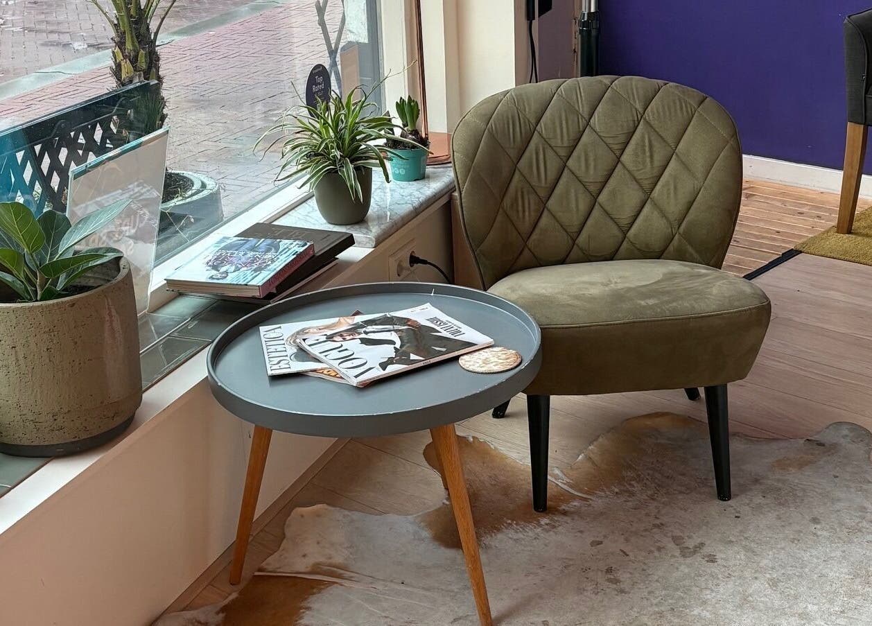 Relaxing seating at Curl Spa Salon The Hague, Den Haag, Zuid-holland, NL, featuring plants and stylish decor.