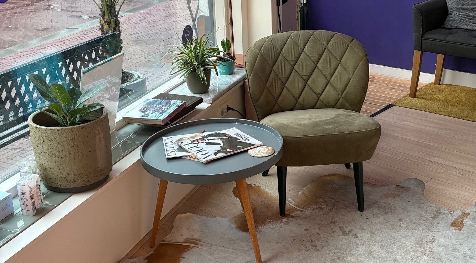 Relaxing seating at Curl Spa Salon The Hague, Den Haag, Zuid-holland, NL, featuring plants and stylish decor.