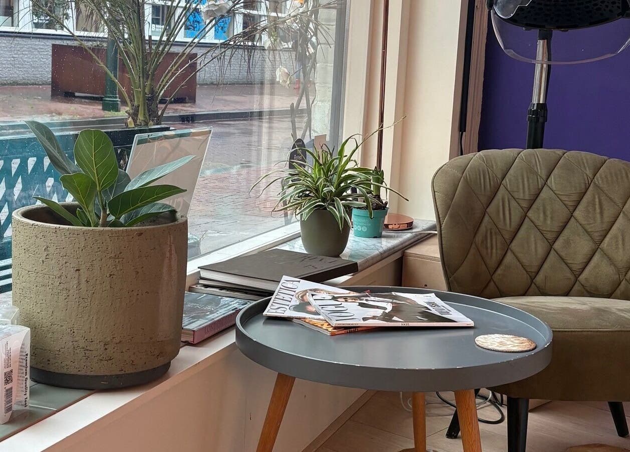 Relaxing seating area at Curl Spa Salon The Hague, Den Haag, Zuid-holland, NL with plants and stylish decor.
