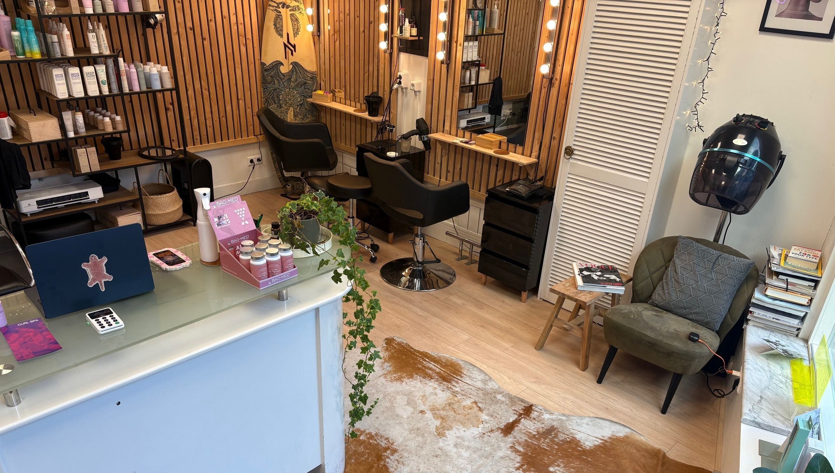 Stylish interior of Curl Spa Salon The Hague, Den Haag, Zuid-holland, NL, showcasing modern seating and products.