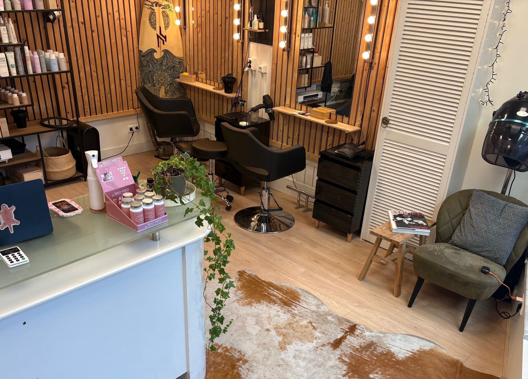 Stylish interior of Curl Spa Salon The Hague, Den Haag, Zuid-holland, NL, showcasing modern seating and products.