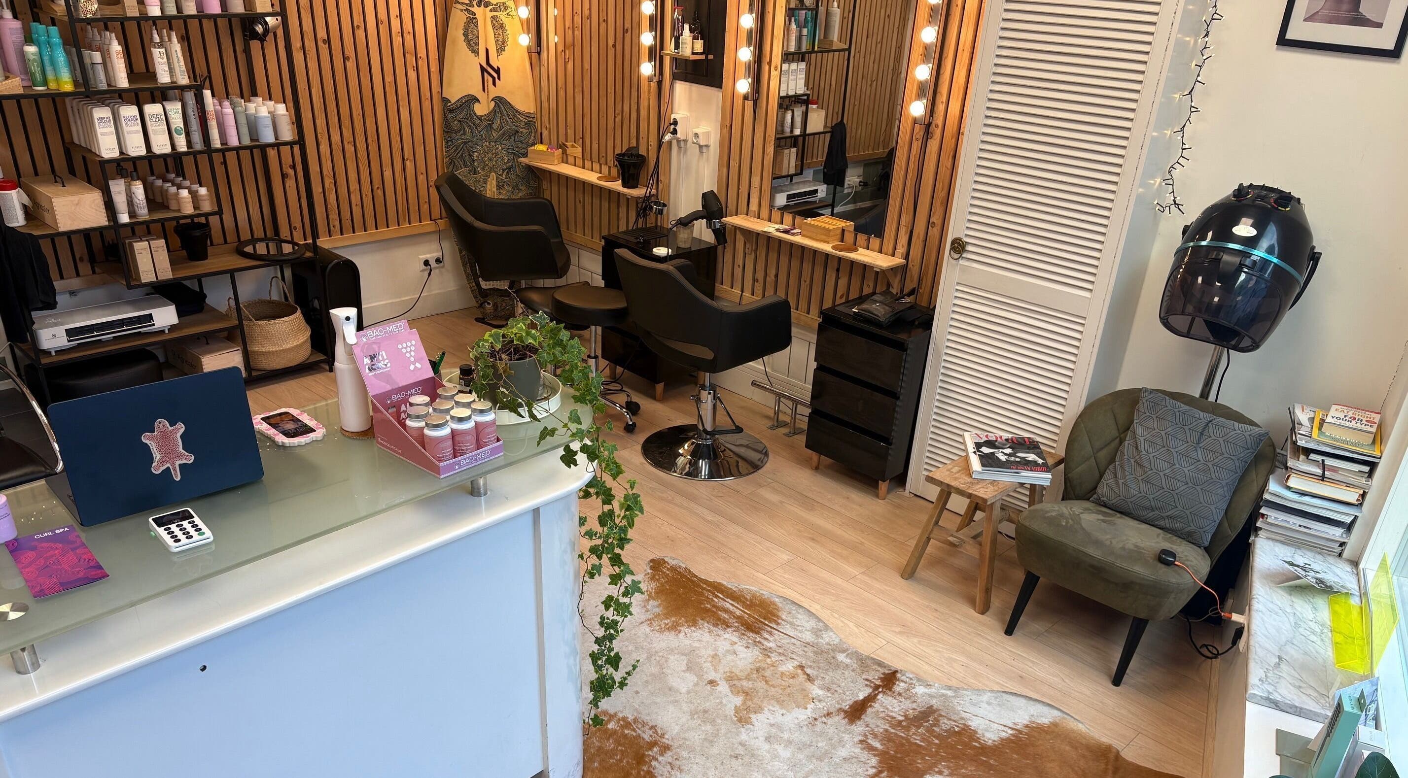 Stylish interior of Curl Spa Salon The Hague, Den Haag, Zuid-holland, NL, showcasing modern seating and products.