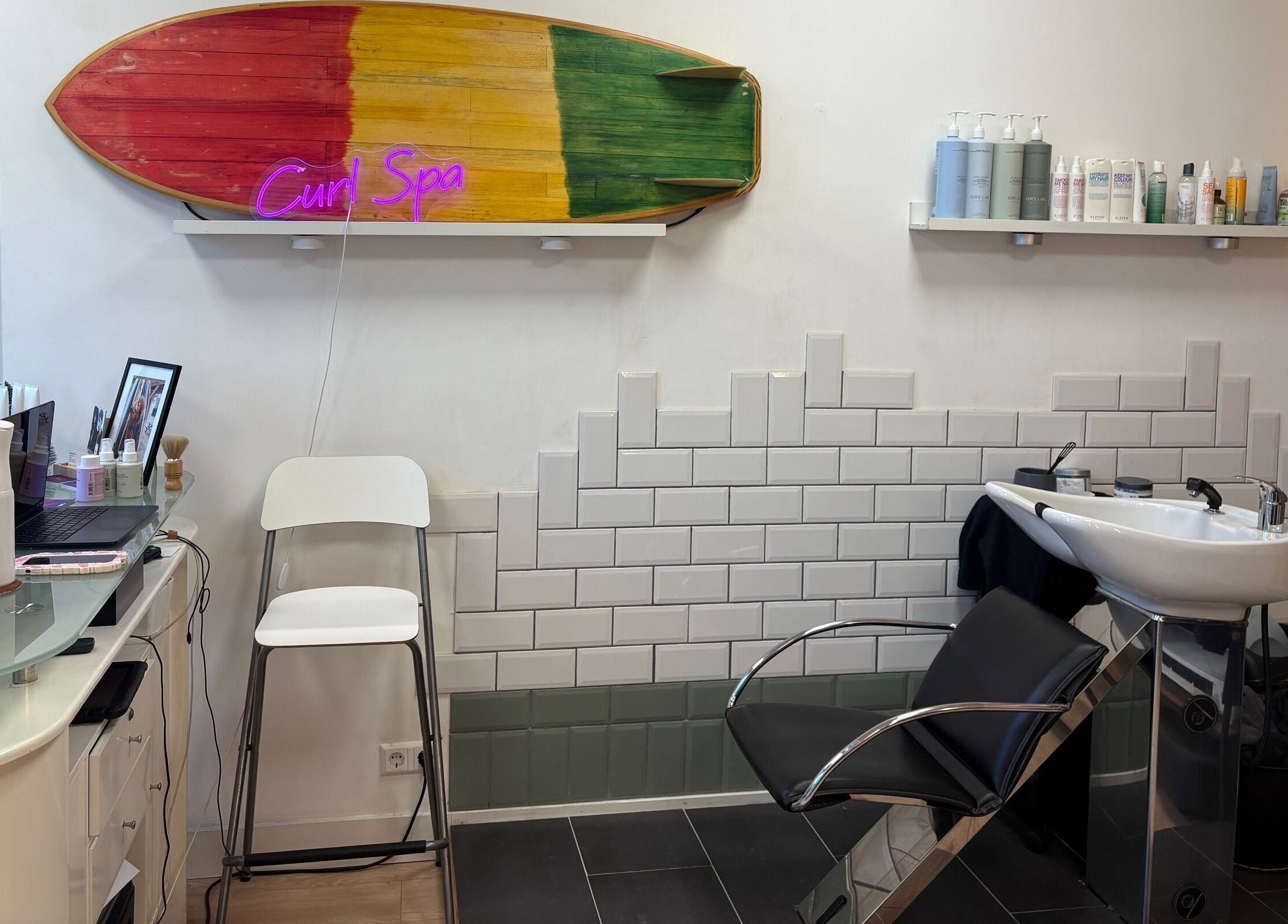 Curl Spa Salon The Hague wash station in Den Haag, Zuid-holland, NL with modern decor and styling products.