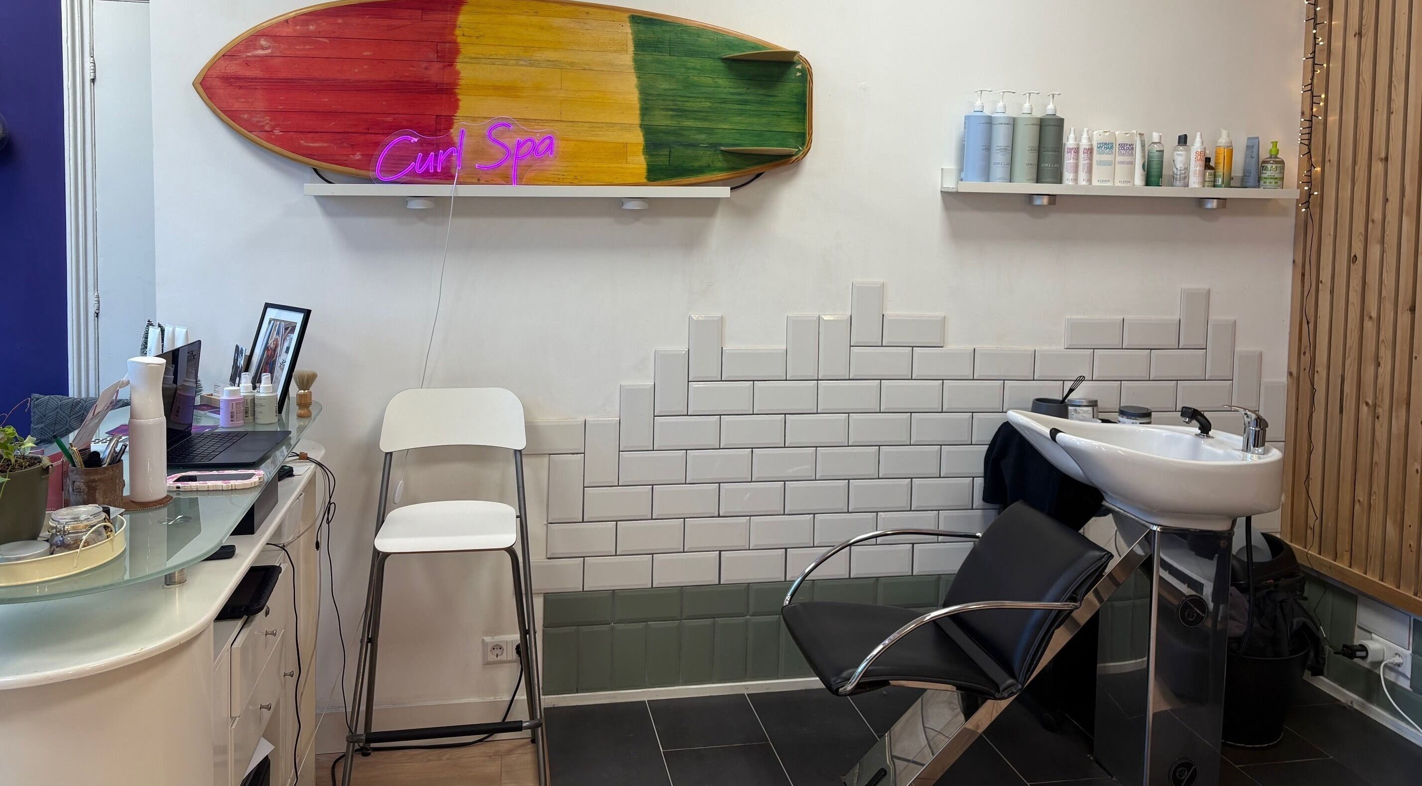 Curl Spa Salon The Hague wash station in Den Haag, Zuid-holland, NL with modern decor and styling products.