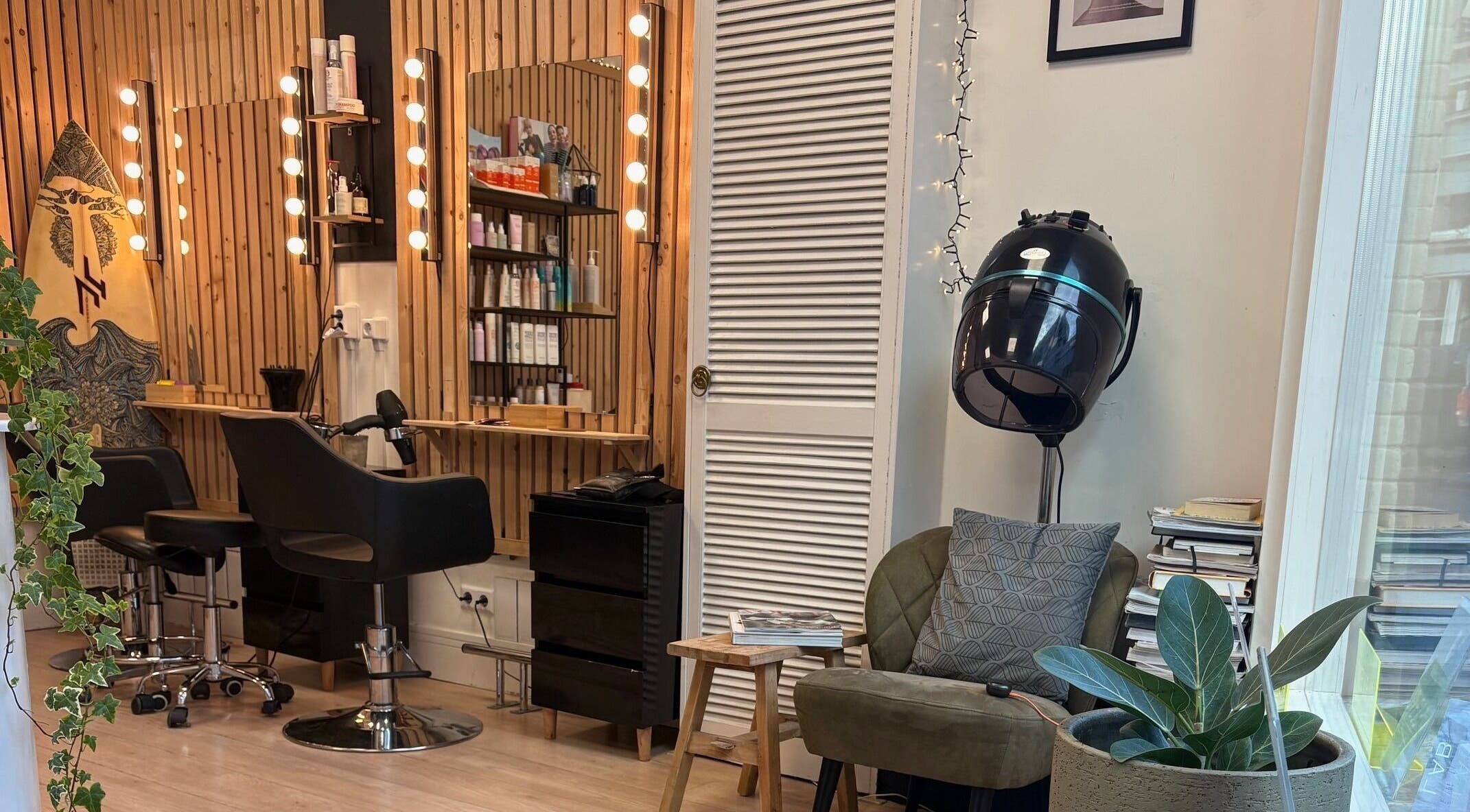 Chic salon interior at Curl Spa Salon The Hague, Den Haag, Zuid-holland, NL showcasing styling chairs and decor.