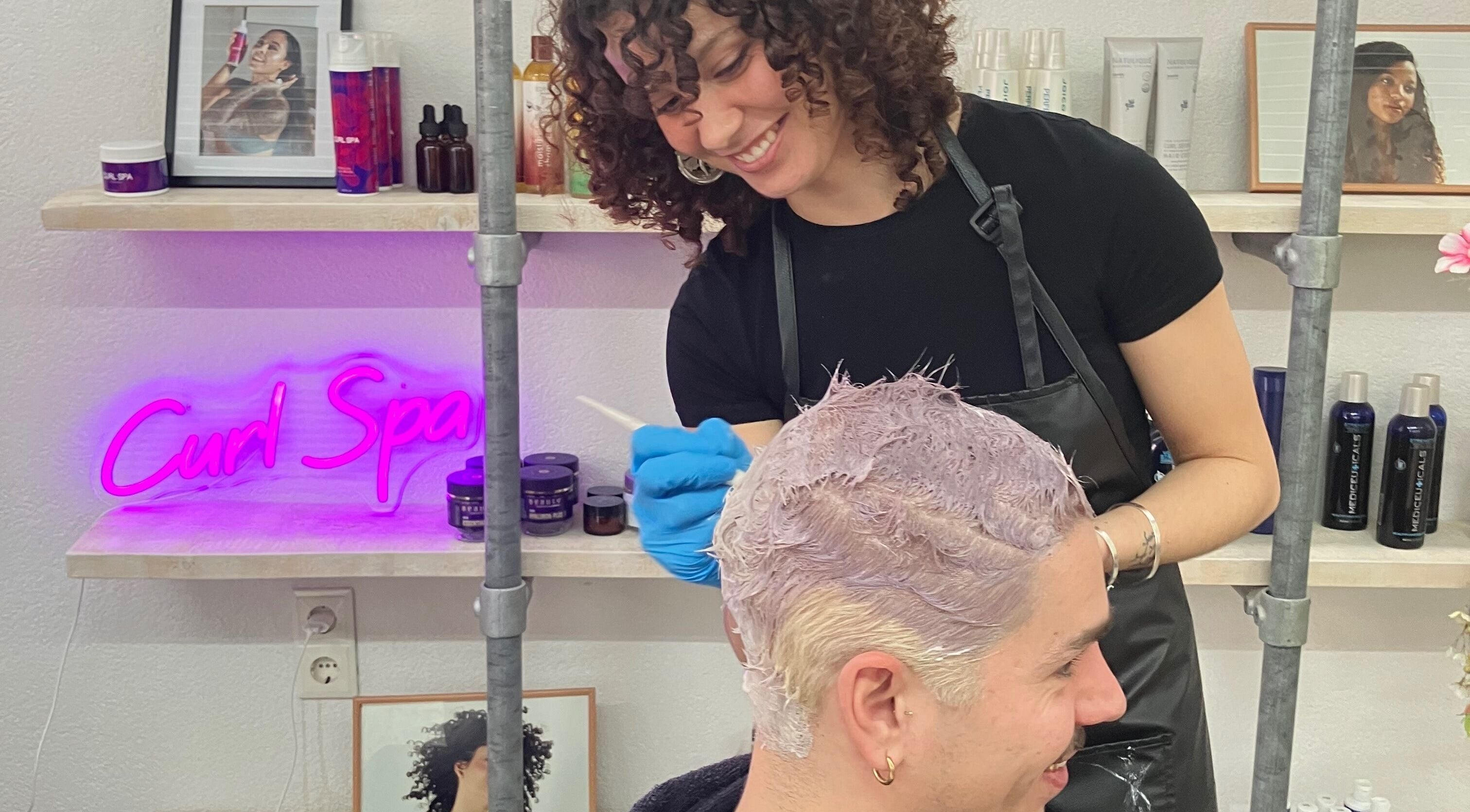 Stylist applying hair color at Curl Spa Salon Amsterdam, Noord-Holland, NL.