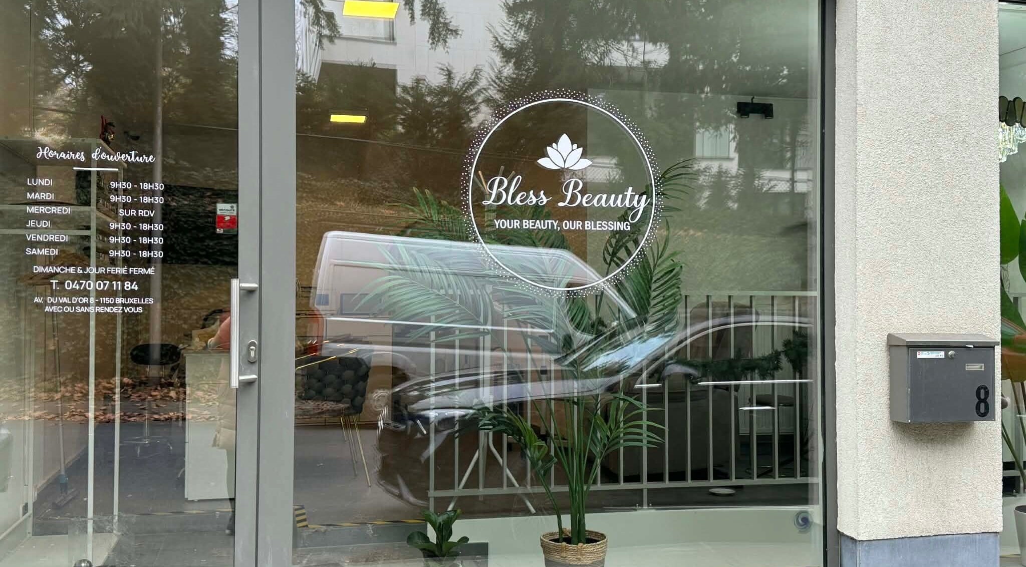 Cửa hàng Bless Beauty tại Woluwe-saint-pierre, Bruxelles, BE với thiết kế cửa kính hiện đại.
