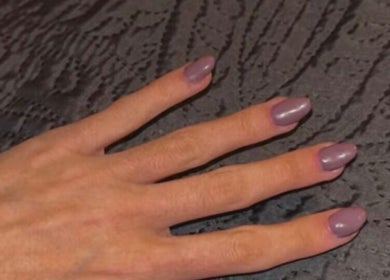 Elegante paarse nagels gestyled bij Beautybar by Amber in Beveren-kruibeke-zwijndrecht, Vlaanderen, BE.