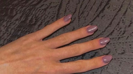 Elegante paarse nagels gestyled bij Beautybar by Amber in Beveren-kruibeke-zwijndrecht, Vlaanderen, BE.