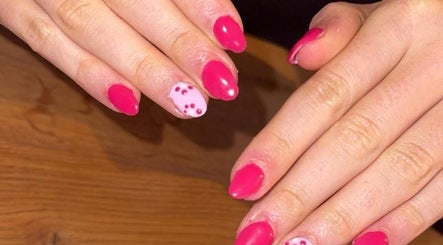 Roze nagels met decoraties bij Beautybar by Amber, Beveren-kruibeke-zwijndrecht, Vlaanderen, BE.