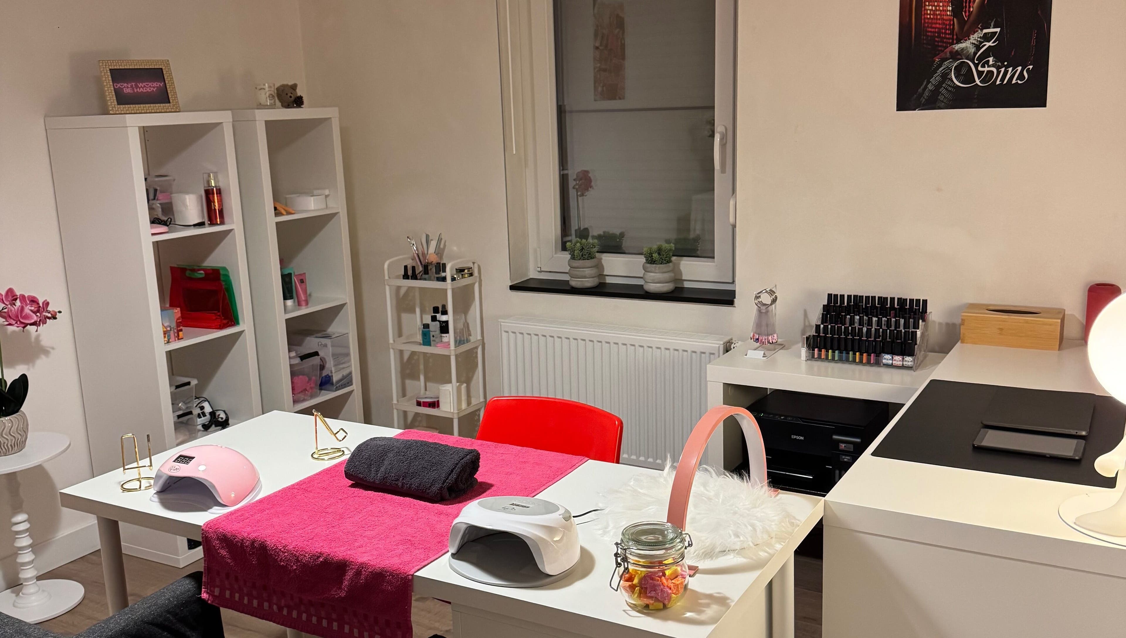 Moderne nagelstudio-inrichting bij Beautybar by Amber in Beveren-kruibeke-zwijndrecht, Vlaanderen, BE.