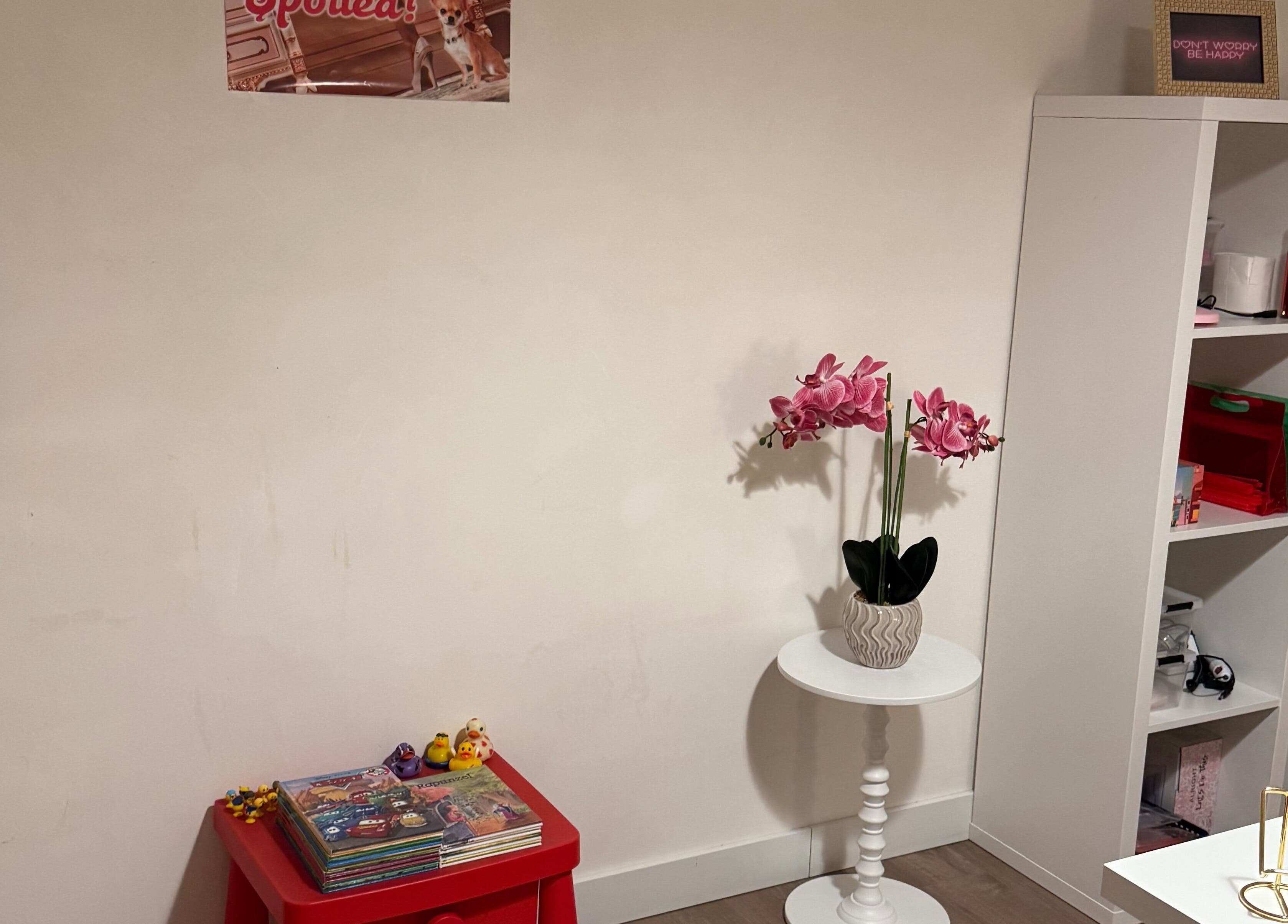 Gezellige leeshoek bij Beautybar by Amber in Beveren-kruibeke-zwijndrecht, Vlaanderen, BE met bloemen en decor.