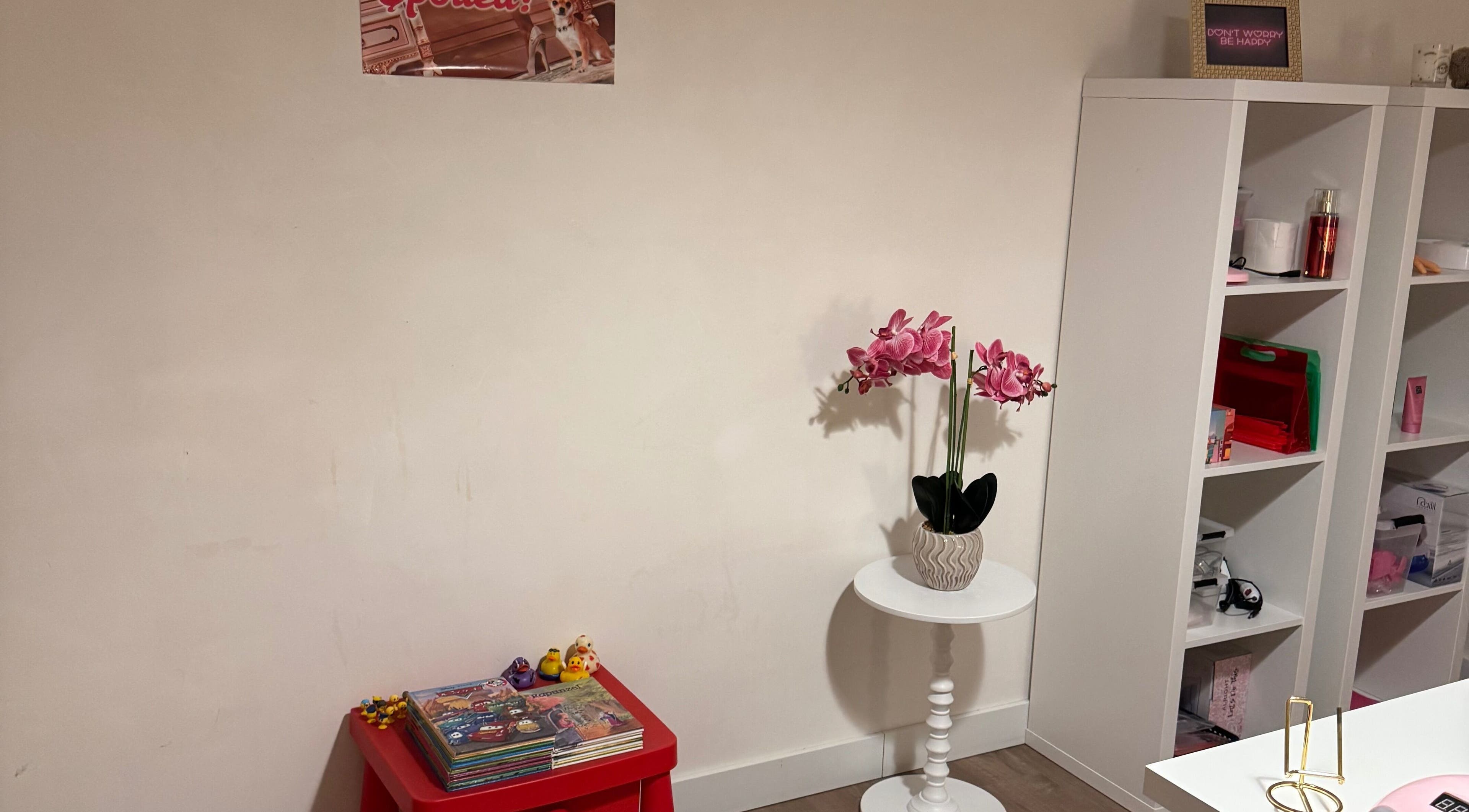 Gezellige leeshoek bij Beautybar by Amber in Beveren-kruibeke-zwijndrecht, Vlaanderen, BE met bloemen en decor.