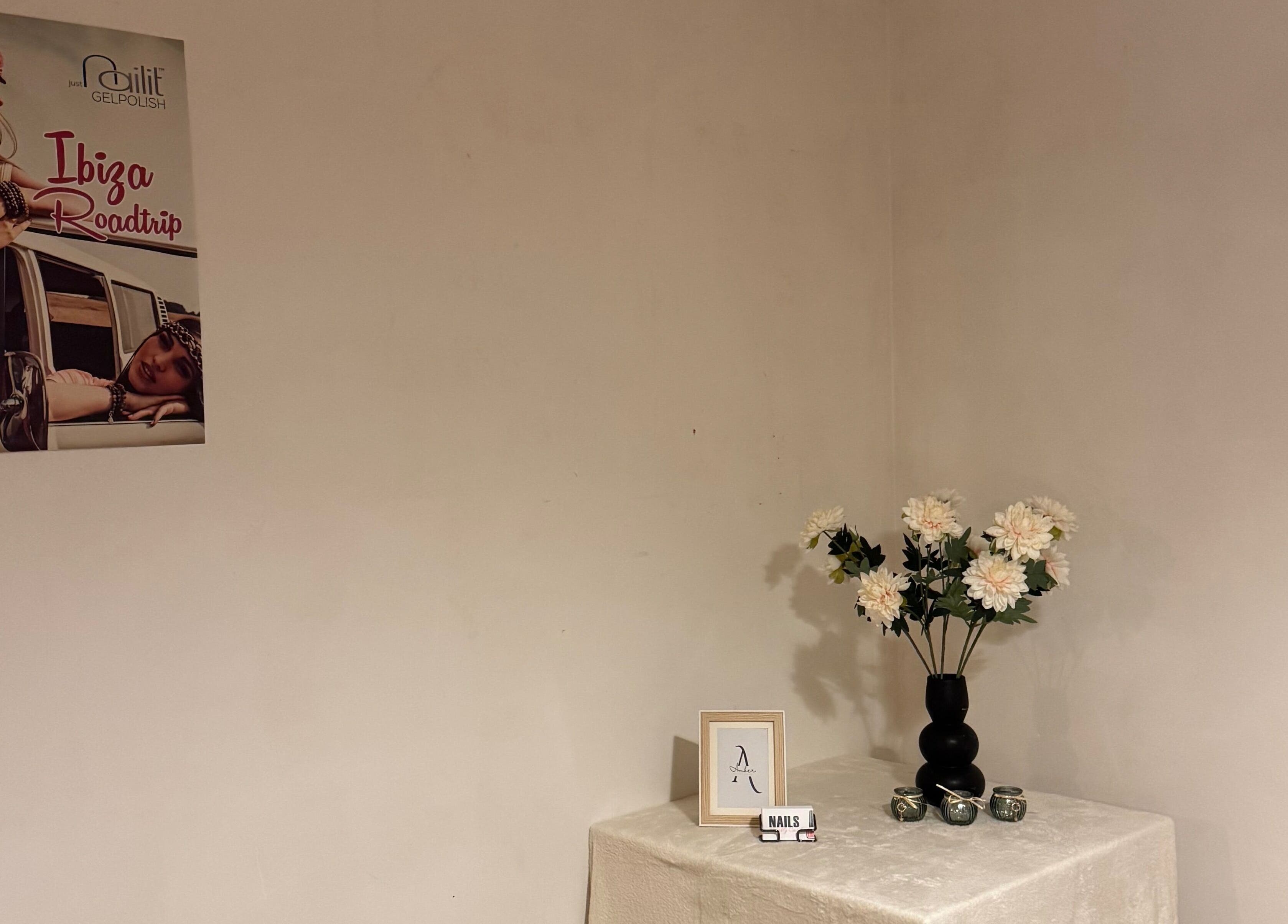 Rustige bloemenopstelling in Beautybar by Amber, Beveren-kruibeke-zwijndrecht, Vlaanderen, BE.