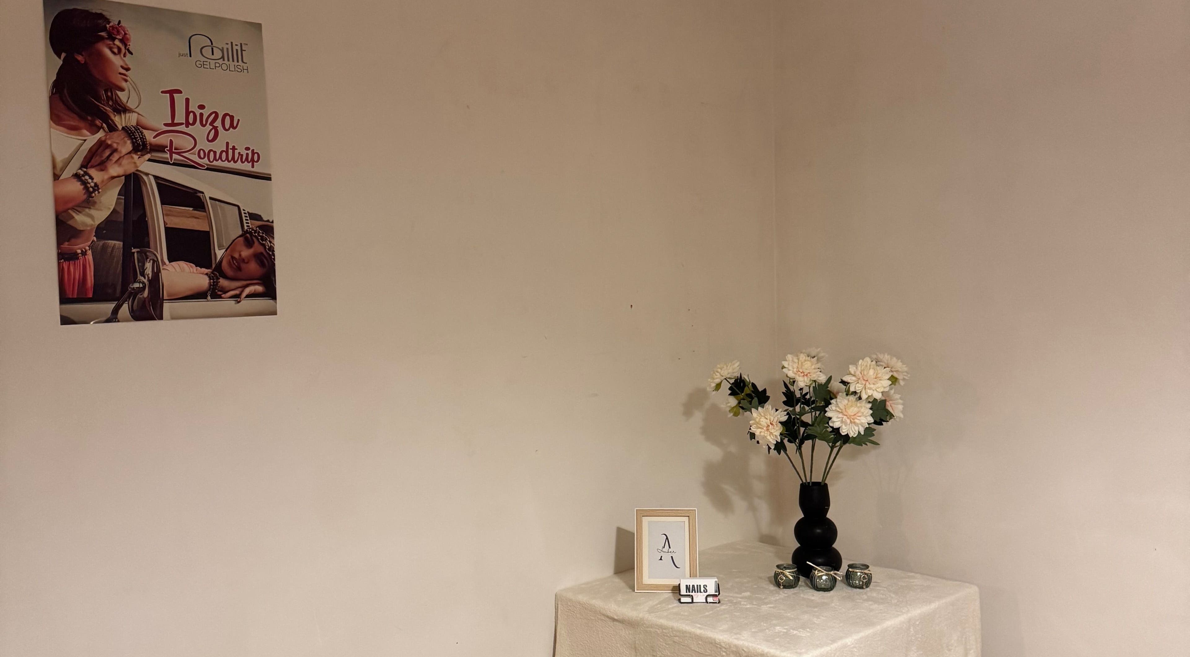 Rustige bloemenopstelling in Beautybar by Amber, Beveren-kruibeke-zwijndrecht, Vlaanderen, BE.