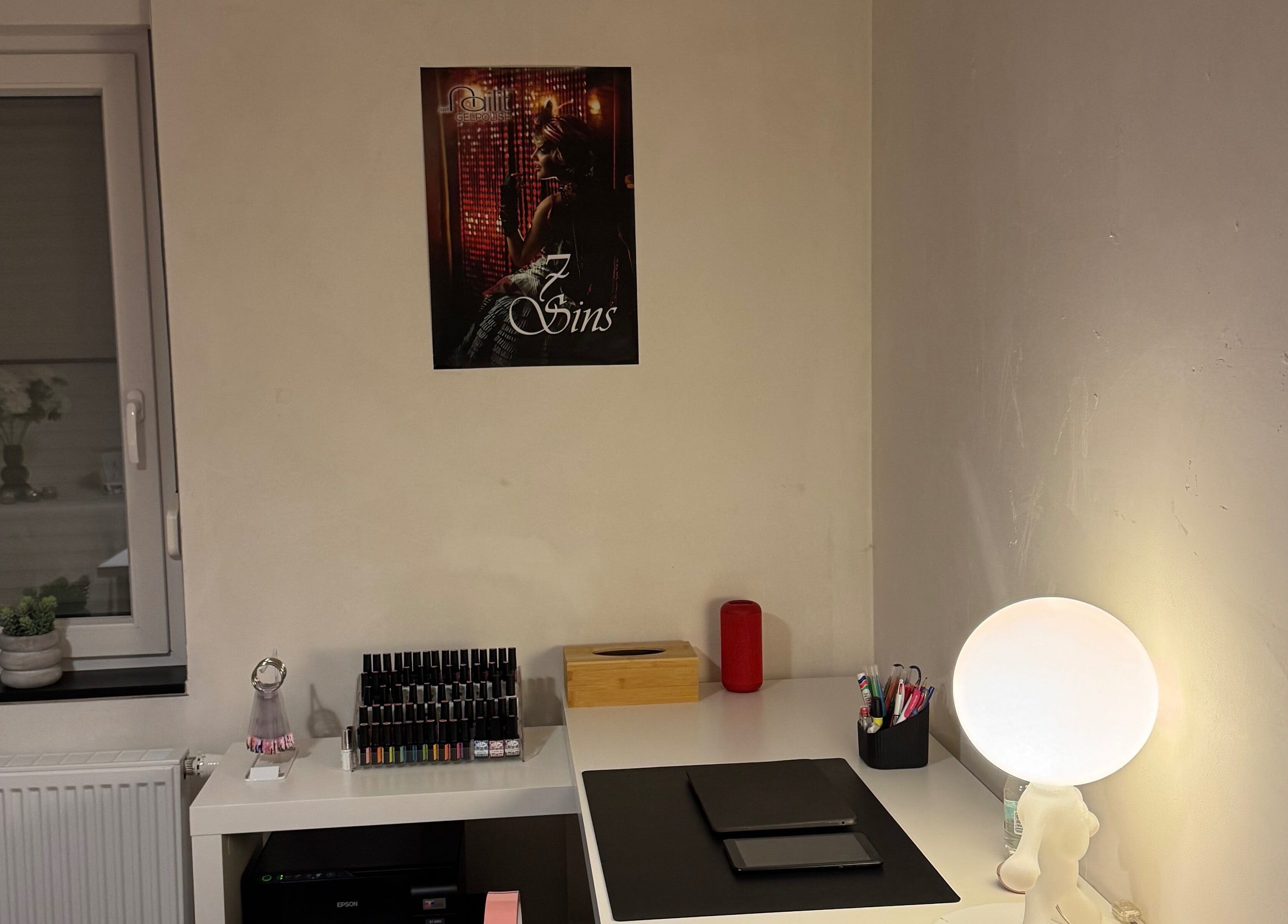 Sfeervolle werkruimte bij Beautybar by Amber in Beveren-kruibeke-zwijndrecht, Vlaanderen, BE met moderne inrichting.