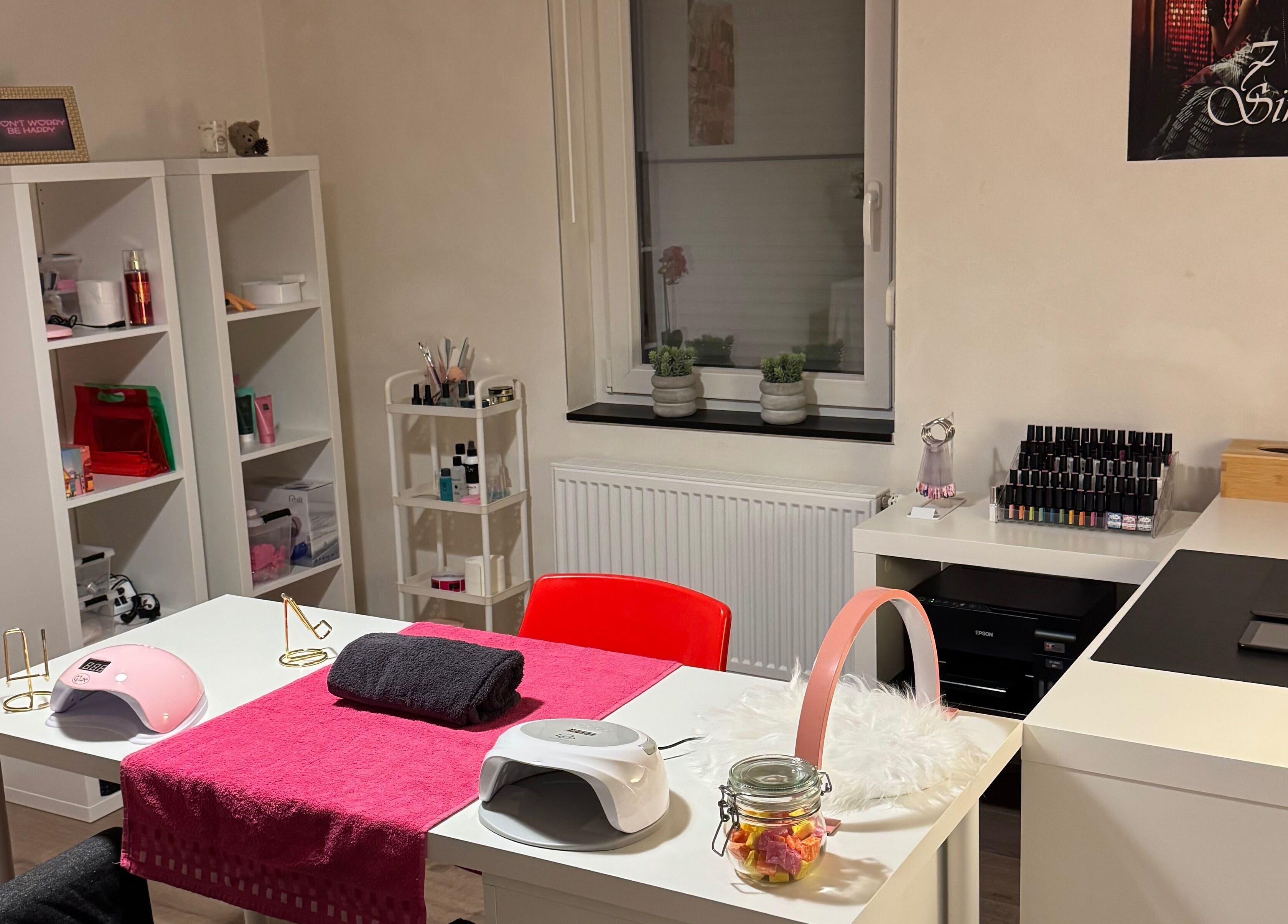Nagelstudio bij Beautyroomm_am in Beveren-kruibeke-zwijndrecht, Vlaanderen, BE met moderne inrichting en manicure tools.