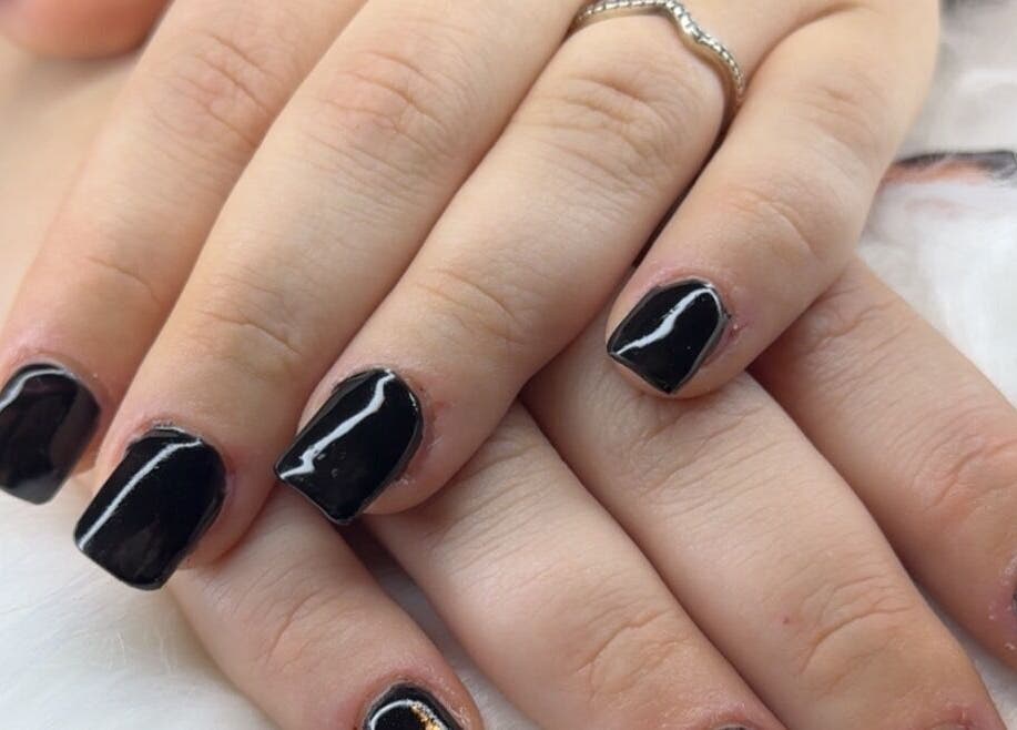 Elegante zwarte nagels gestyled bij Beautyroomm_am in Beveren-kruibeke-zwijndrecht, Vlaanderen, BE.