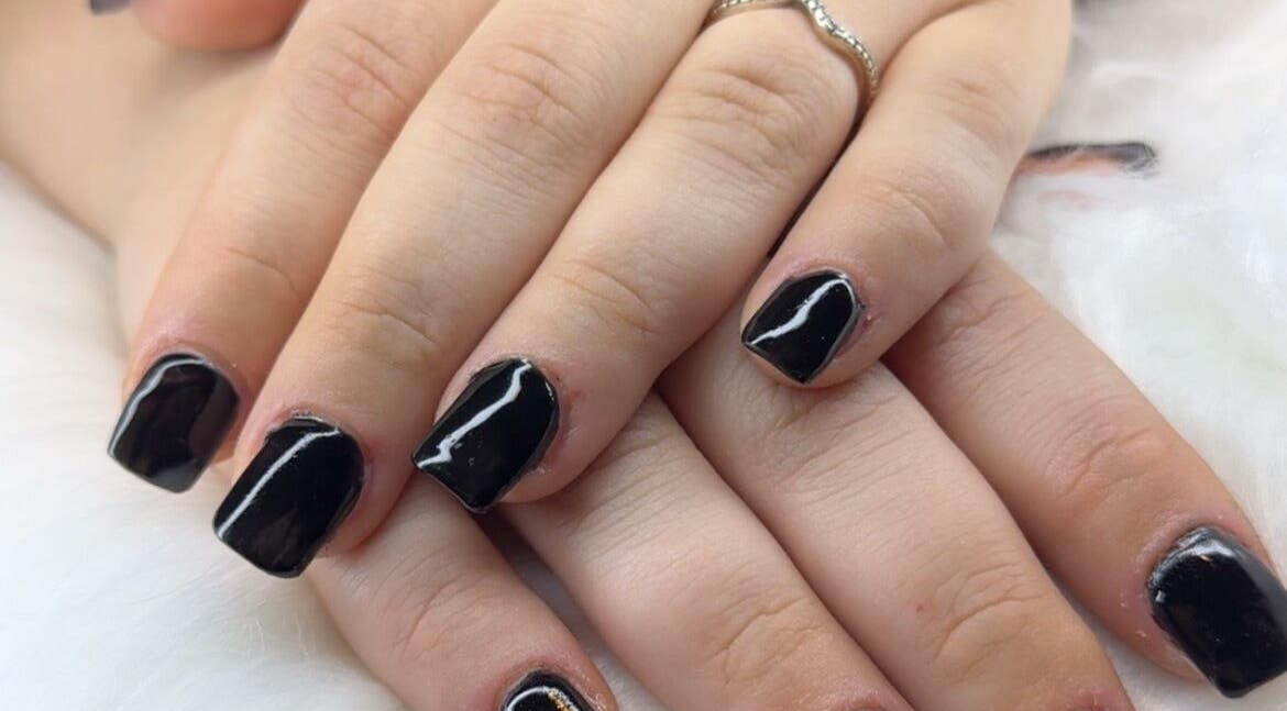 Elegante zwarte nagels gestyled bij Beautyroomm_am in Beveren-kruibeke-zwijndrecht, Vlaanderen, BE.