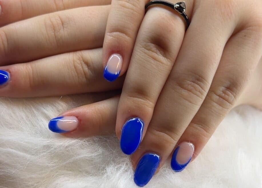 Een manicure met blauwe nagels bij Beautyroomm_am in Beveren-kruibeke-zwijndrecht, Vlaanderen, BE.