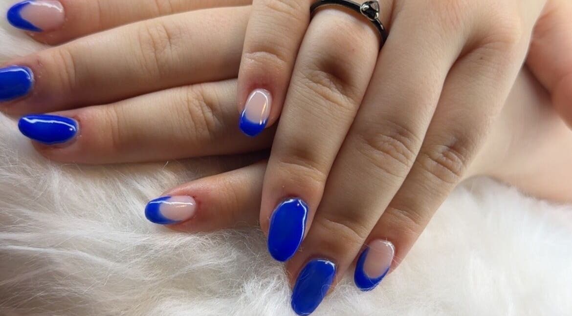 Een manicure met blauwe nagels bij Beautyroomm_am in Beveren-kruibeke-zwijndrecht, Vlaanderen, BE.