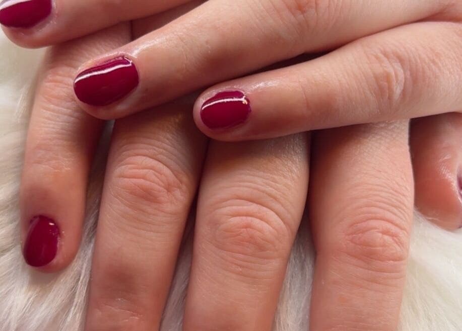 Perfecte rode manicure bij Beautyroomm_am in Beveren-kruibeke-zwijndrecht, Vlaanderen, BE.