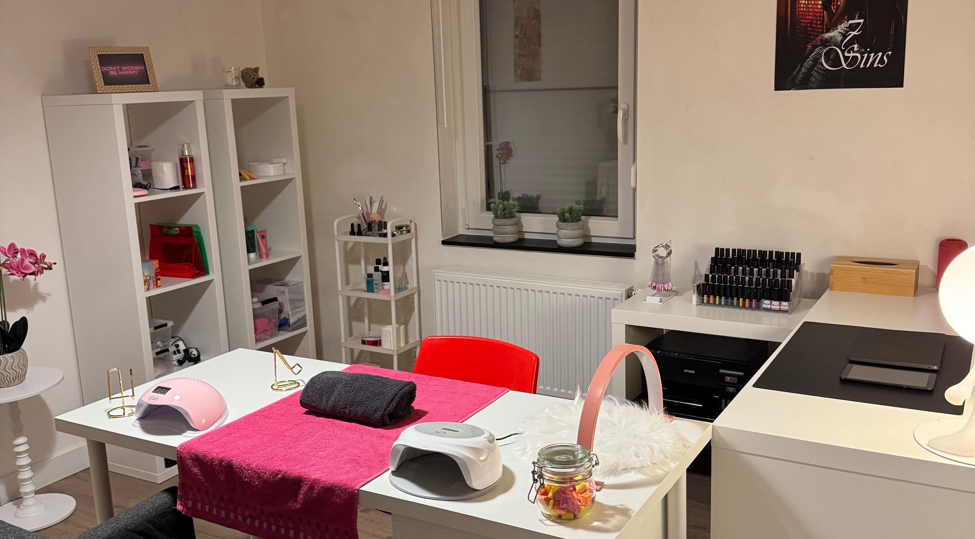 Sfeervolle nagelstudio binnen Beautyroomm_am te Beveren-kruibeke-zwijndrecht, Vlaanderen, BE. Moderne inrichting en warme tinten.