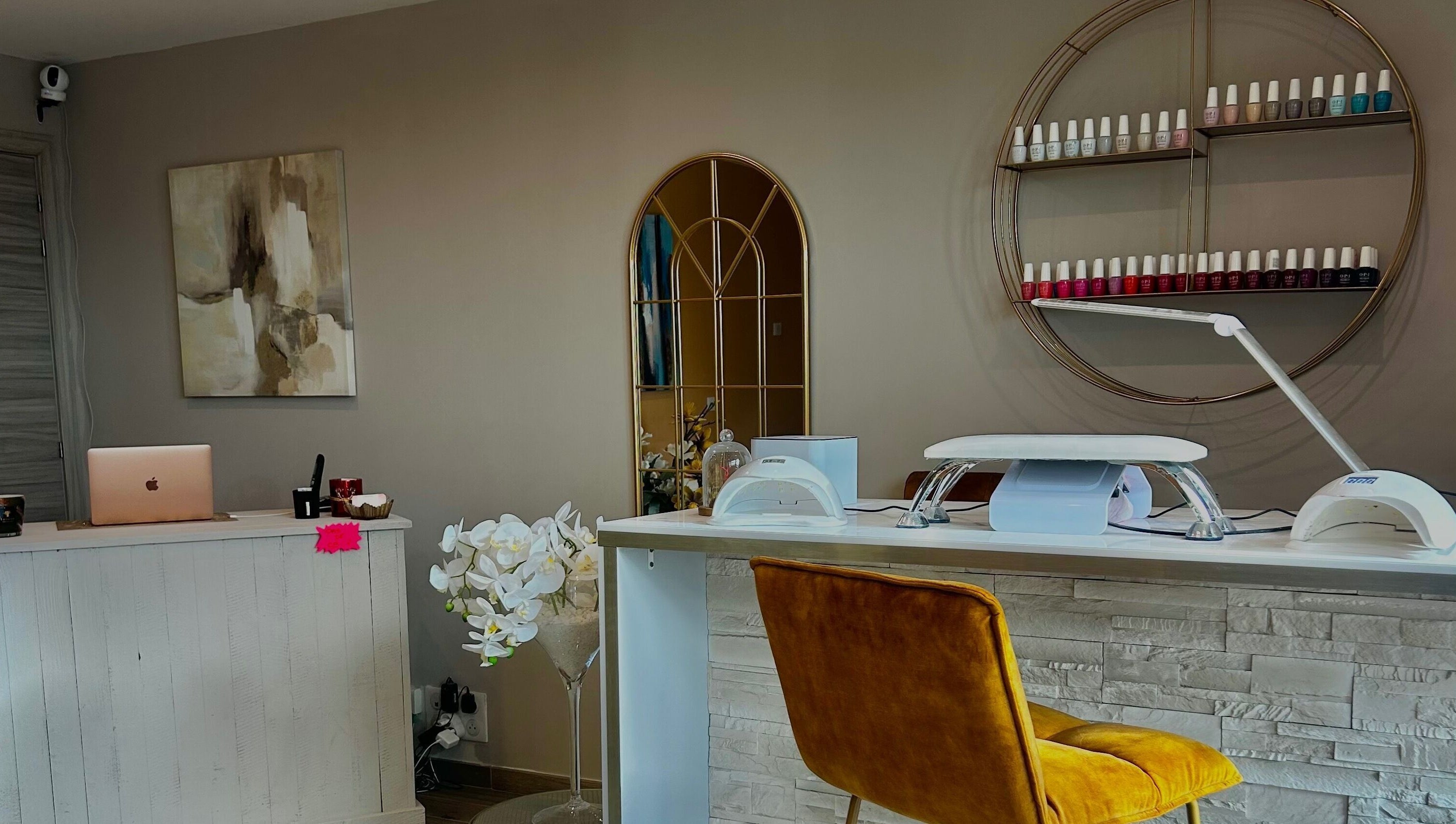 Intérieur élégant de L’instant Précieux à Afa, Corse, FR, avec décor moderne et produits de beauté.