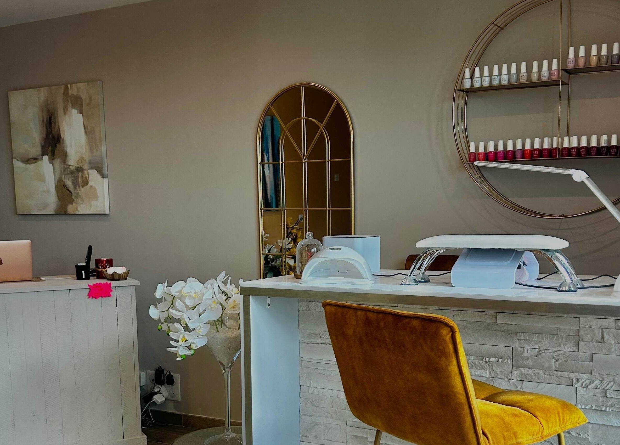 Intérieur élégant de L’instant Précieux à Afa, Corse, FR, avec décor moderne et produits de beauté.