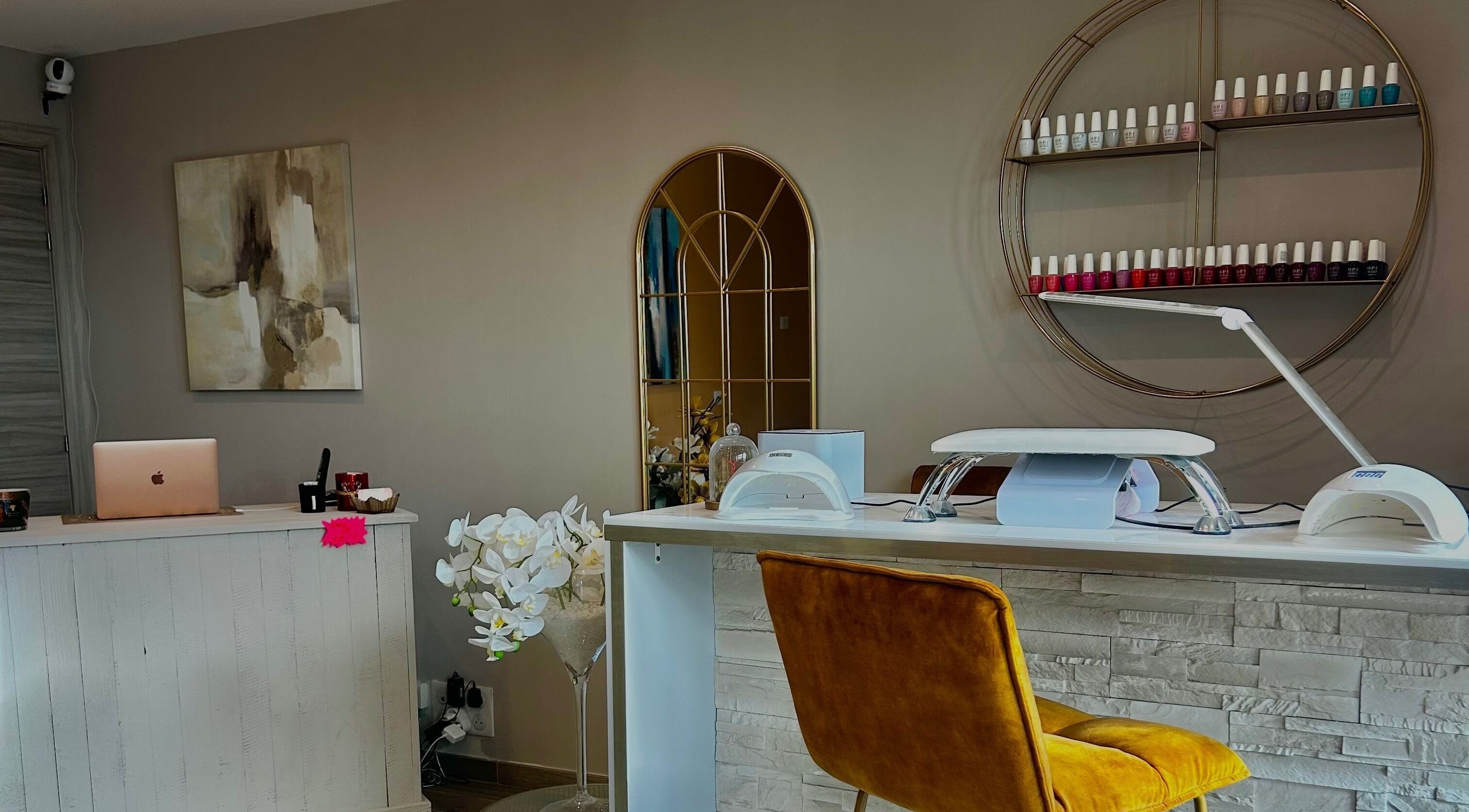 Intérieur élégant de L’instant Précieux à Afa, Corse, FR, avec décor moderne et produits de beauté.