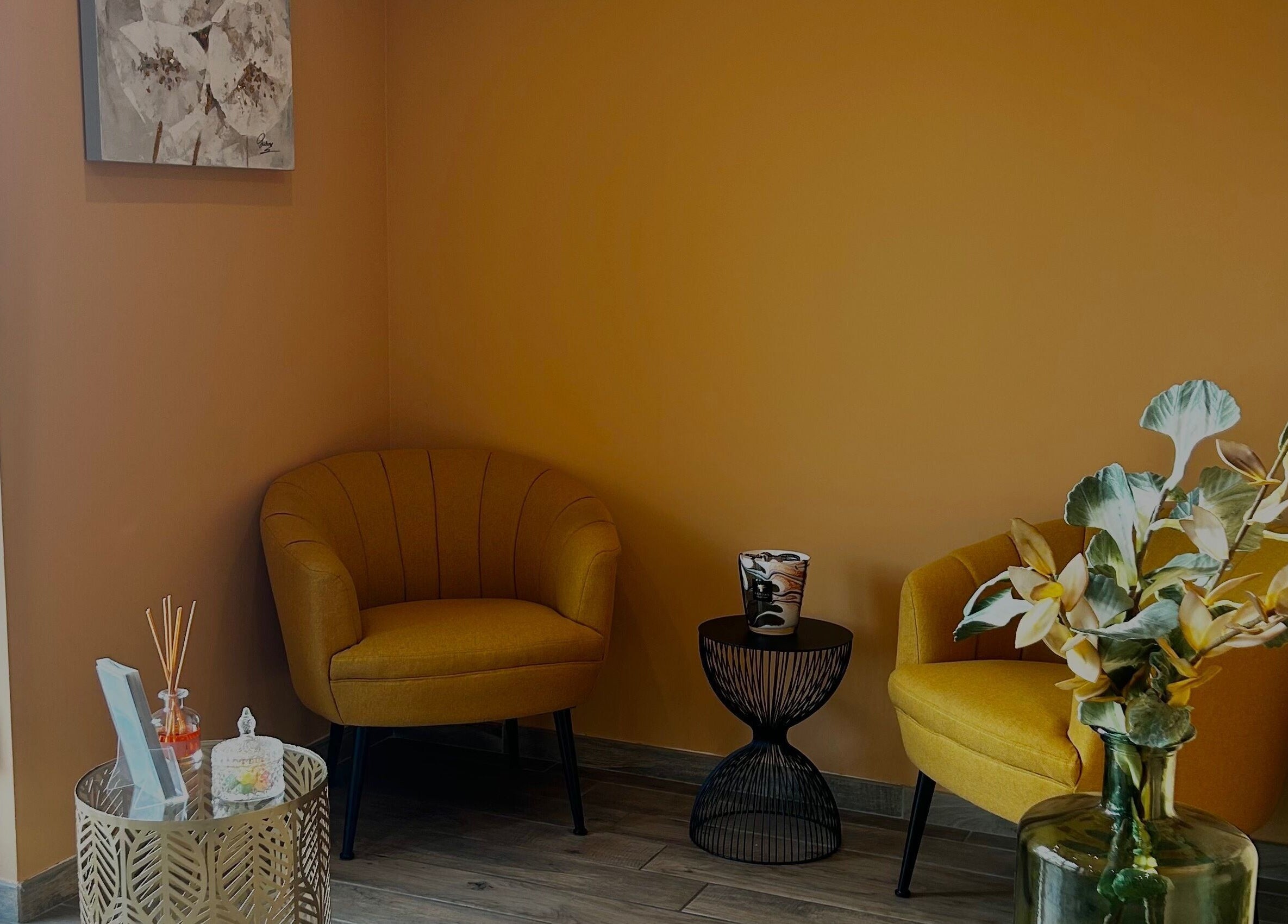 Coin salon élégant et chaleureux de L’instant Précieux à Afa, Corse, FR, avec fauteuils jaunes et déco moderne.