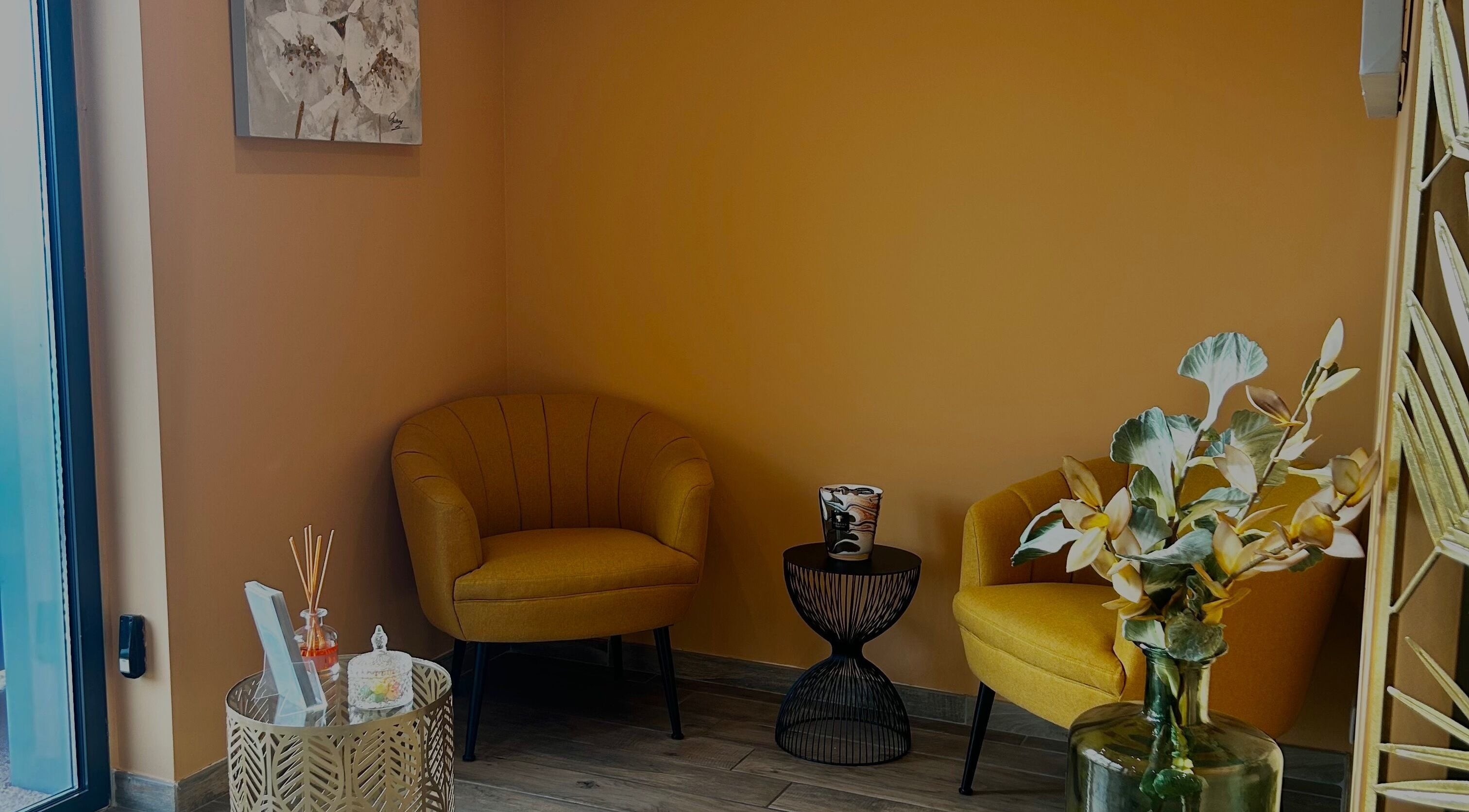 Coin salon élégant et chaleureux de L’instant Précieux à Afa, Corse, FR, avec fauteuils jaunes et déco moderne.