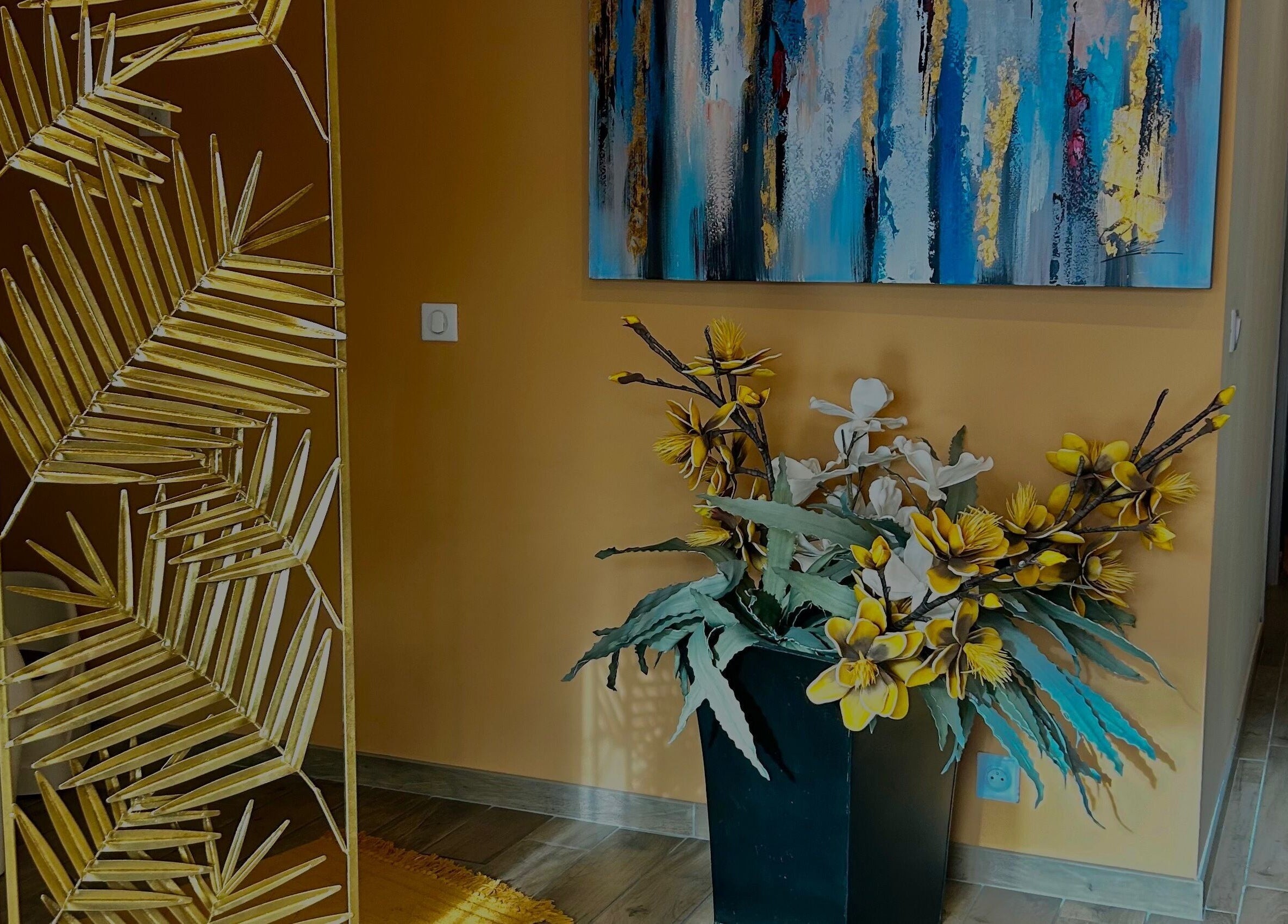 Entrée décorée avec plantes tropicales à L’instant Précieux, Afa, Corse, FR.