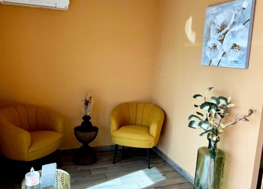 Coin salon chaleureux chez L’instant Précieux à Afa, Corse, FR avec fauteuils jaunes élégants.